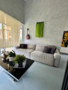Stylish condo in Santa Ana - Balcony and views