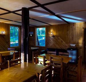 Rustic Beaverfoot Lodge Room N3