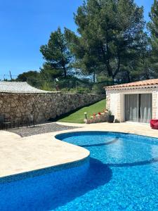 Jolie maison avec vue sur piscine