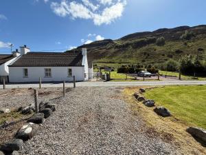 Loch Long Cottage, Dornie - 3 nights minimum stay