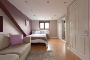 Large 6 bed with 9 separate beds 3 baths 4 toilets