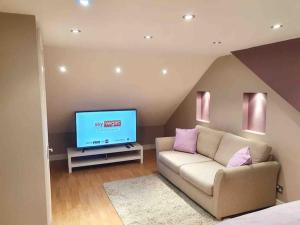 Large 6 bed with 9 separate beds 3 baths 4 toilets