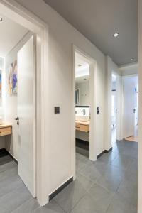 Athena Blue Lux Apartments 2BR 2BA with City Skyline View, near Kolonaki