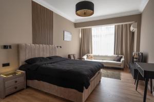 Amber Corner I Brand New Flat Top Location