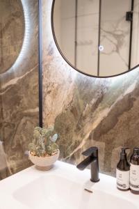 Amber Corner I Brand New Flat Top Location