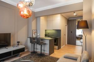 Amber Corner I Brand New Flat Top Location