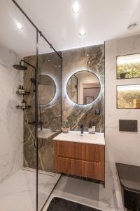 Amber Corner I Brand New Flat Top Location