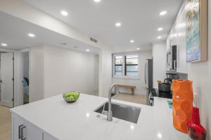 Attractive beachfront condo with pool, tennis and gym