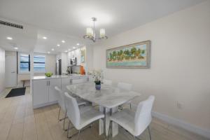 Attractive beachfront condo with pool, tennis and gym