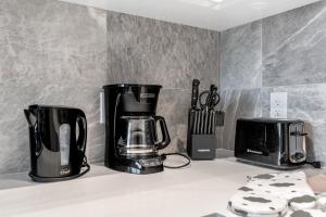 Chic 1BR High-rise Gem in the Heart of Vancouver