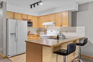 Creekside Downtown 2 Bedroom Condo managed by Little Sister Getaways