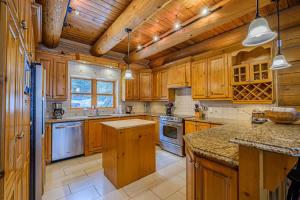 Game Room Hot Tub & Sauna in Rustic Log Cottage