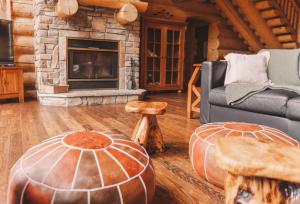 Game Room Hot Tub & Sauna in Rustic Log Cottage