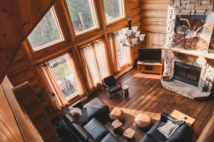 Game Room Hot Tub & Sauna in Rustic Log Cottage