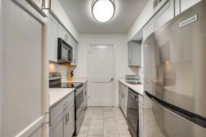 Unwind Fireside Condo 2 Mi to White Rock Lake!