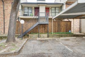 Unwind Fireside Condo 2 Mi to White Rock Lake!