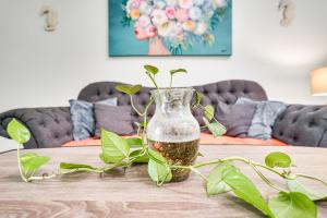 Unwind Fireside Condo 2 Mi to White Rock Lake!