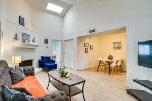 Unwind Fireside Condo 2 Mi to White Rock Lake!