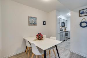 Unwind Fireside Condo 2 Mi to White Rock Lake!