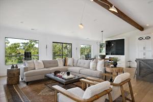 Sea La Vie Monthly-Spring Special Mar thru May