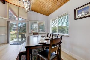 4 Mi to Folsom Lake Modern Home with Patio!
