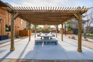 Cedar House - Pickleball, Saltwater Pool, Sauna