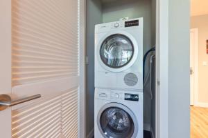 Luxury Apt in Seaport with Gym