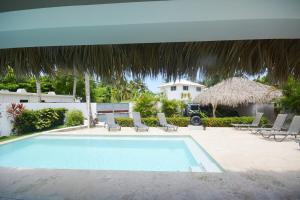 House with pool 300 m from Las Ballenas beach