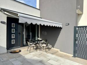 Modern apartment with jacuzzi