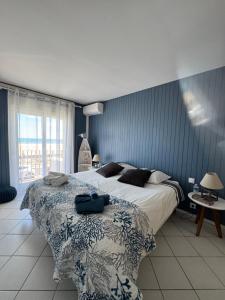 Appartements Front de mer 100m2 Vue magnifique, balcon, jardin, garage : photos des chambres