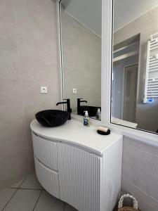 Appartements Front de mer 100m2 Vue magnifique, balcon, jardin, garage : photos des chambres