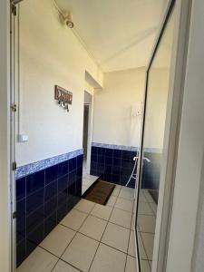 Appartements Front de mer 100m2 Vue magnifique, balcon, jardin, garage : photos des chambres