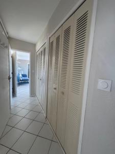 Appartements Front de mer 100m2 Vue magnifique, balcon, jardin, garage : photos des chambres