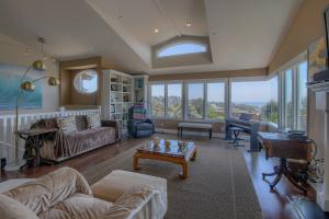 Awesome House, Awesome Views