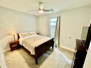 EADO Essentials Suite with Fridge, Microwave, WiFi and AC