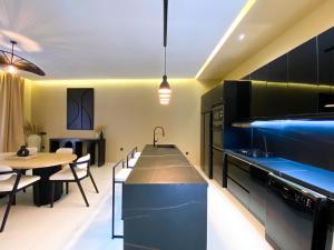 Triplex de luxe Santorini piscine privée chauffée 3 chambres