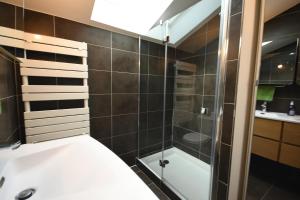 Appartements Spot 2 Be - 2 Chambres Clim - Balcon Parking RER C : photos des chambres