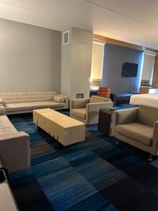 King Suite room in Aloft Bolingbrook