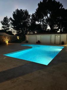 Jolie maison avec vue sur piscine