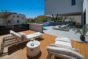 Villa Siete Luxury Living Just Steps from the Beach