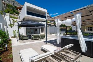 Villa Siete Luxury Living Just Steps from the Beach