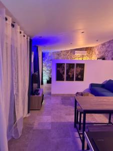 Appartements Jolie maison avec vue sur piscine : photos des chambres