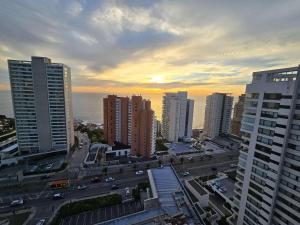 HOM I A estrenar en Renaca con vista al mar 3D2B