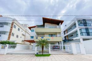 Amplo apartamento há 150 metros do mar na Praia de Palmas! 0318