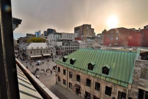 Spacious two stories condo in old port free parking