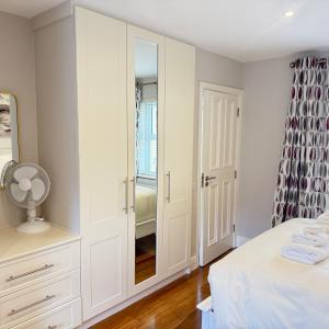 Cosy Town House - 3 minute walk to town centre with free parking and wifi sleeps 6
