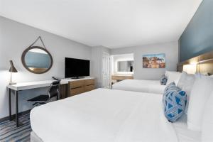 Queen Room with Two Queen Beds- Non-Smoking room in Best Western San Diego/Miramar Hotel