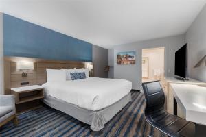 King Room with Bath Tub - Disability Access room in Best Western San Diego/Miramar Hotel