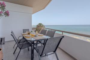 Eclectic Vintage Apartment- Sea View Perfection, Hersonissos, Crete