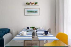 QUARTO SALA EXCELENTE LOCALIZAÇÃO Rua arborizada paralela as praias de Ondina e Barra com Wifi e garagem própria